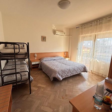 Hotel Crocenzi Сан Марино Екстериор снимка