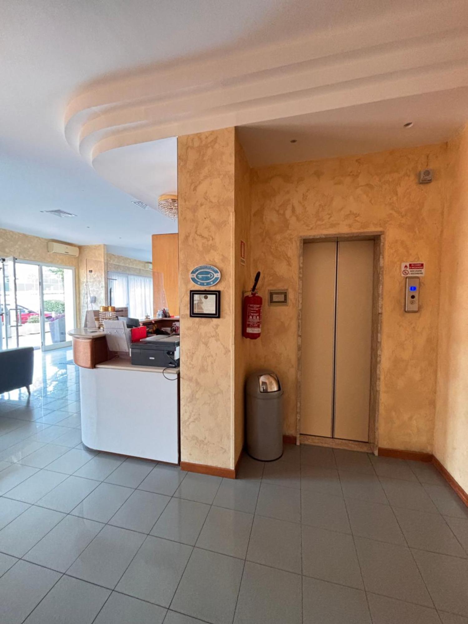 Hotel Crocenzi Сан Марино Екстериор снимка