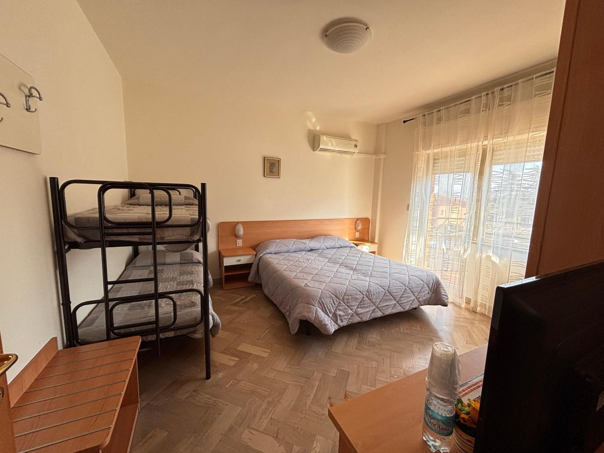 Hotel Crocenzi Сан Марино Екстериор снимка