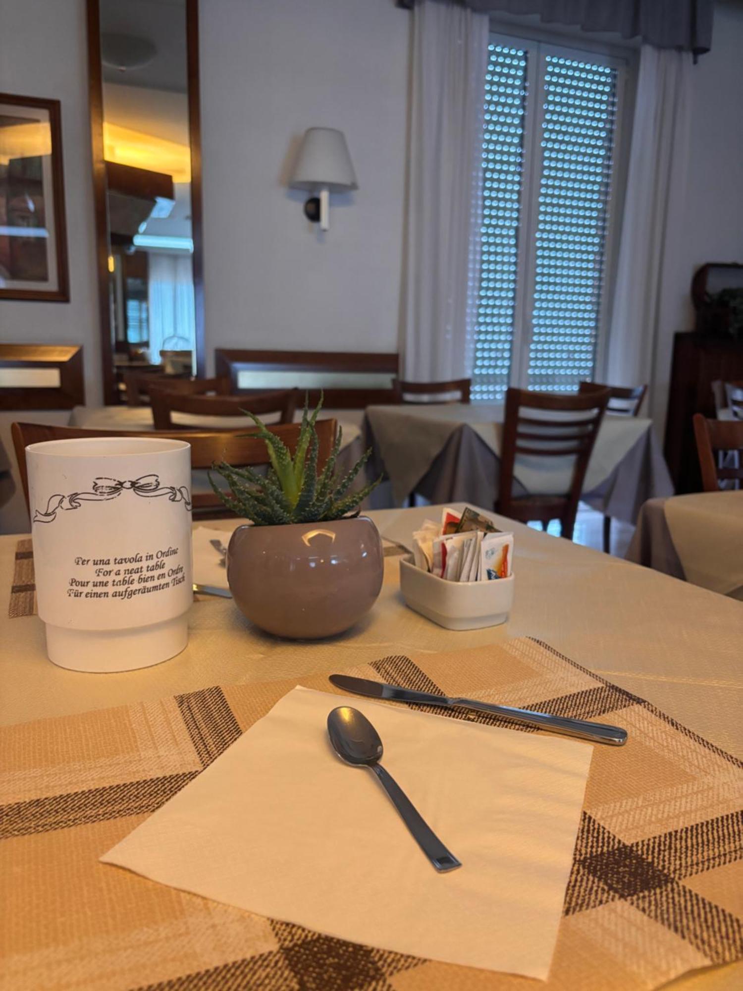 Hotel Crocenzi Сан Марино Екстериор снимка