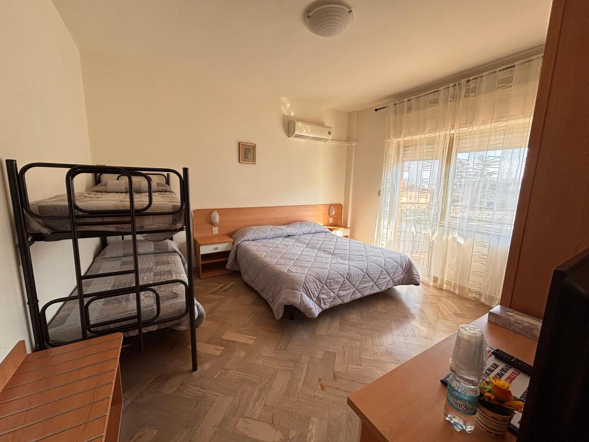 Hotel Crocenzi Сан Марино Екстериор снимка